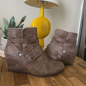 Bare Traps Tainya Brown Ankle Wedge Boots - Size 8